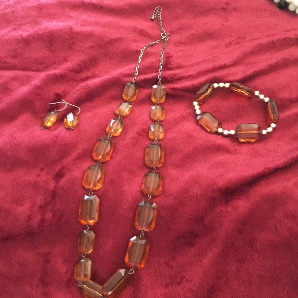 A brown necklace with earrings and bracelet